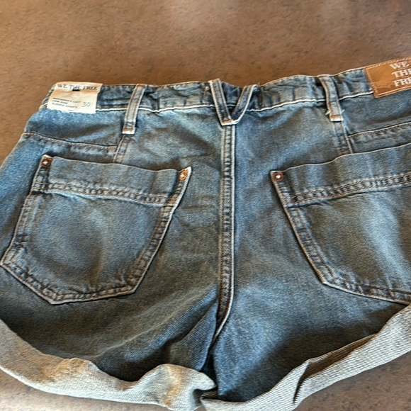 Free People Bundle!
Beginners Luck Slouch Shorts and 2 shirts! - Picture 8 of 12